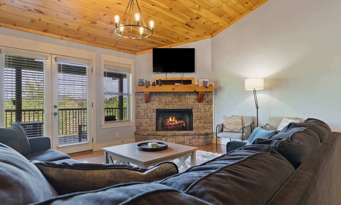 Blue Ridge Cabin | 4BR Gorgeous Blue Ridge Views, Large Decks, Hot Tub, Game Room, Fireplace