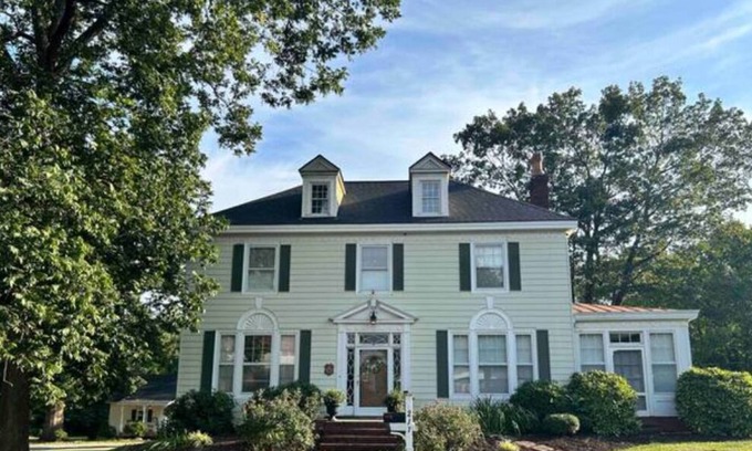 Reidsville House | 4BR Historic Home and 2BR Guest House in Reidsville