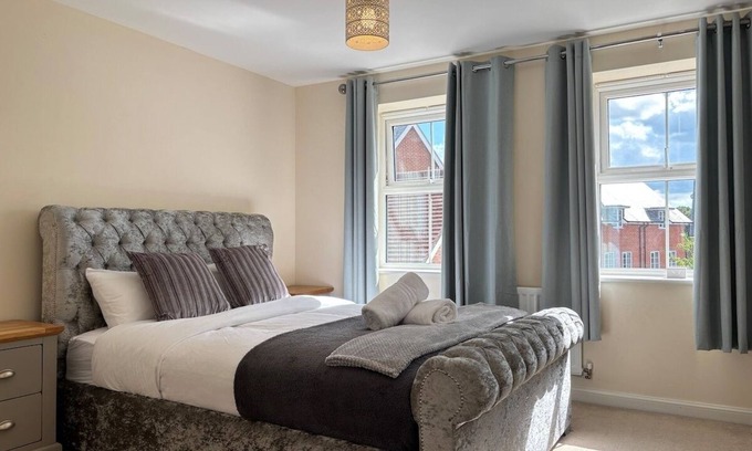 Broadbridge Heath House | 4BR Home Gym 2BA Free Parking En-suite Near LGW Airport