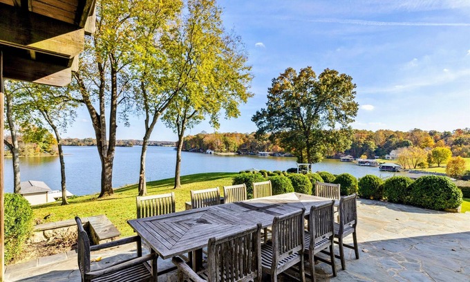 Livingston House | 4BR Lakefront Lake Anna - Views, Boat Dock, Games