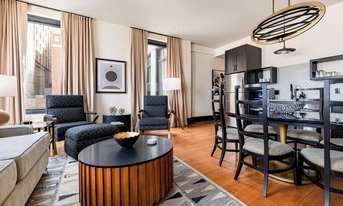 French Quarter Hotel | 4BR Large Space for 14 in Prime Location | The Mayfair