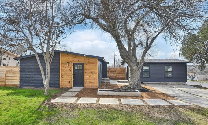 Southside House | 4BR Modern Getaway by Lackland & SeaWorld