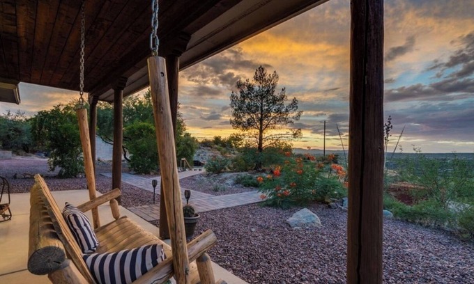Catalina House | 4BR Mount Lemmon Retreat w/Hot Tub - Sleeps 14!