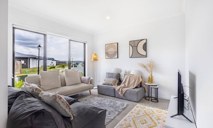 Browns Plains House | 4BR Newly furnished Cozy house @Brownsplain