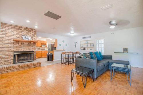 Dover Shores East House | 4br Orlando Home Pets Family Comfort & Deals