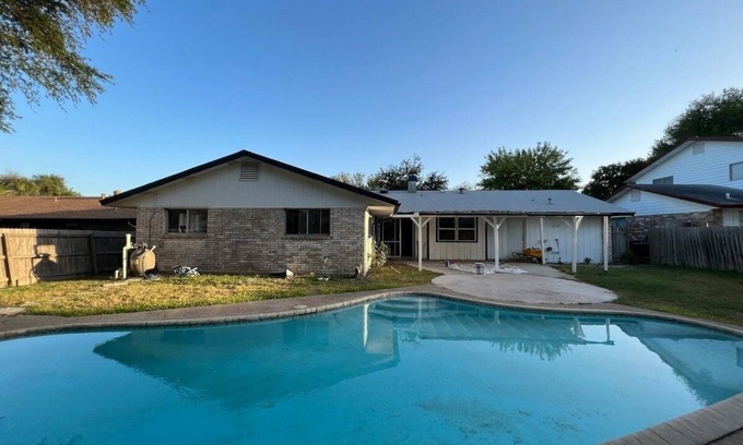 Universal City House | 4BR Pool Furnished Extended Stay near Randolph AFB Fast Wi-Fi W/D Month+