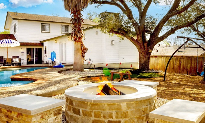 North San Antonio - SAT House | 4BR Pool Hot Tub Game & Putt-Putt Retreat