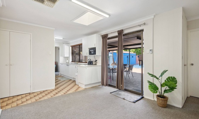 Girrawheen House | 4BR Pool House Close to Shops