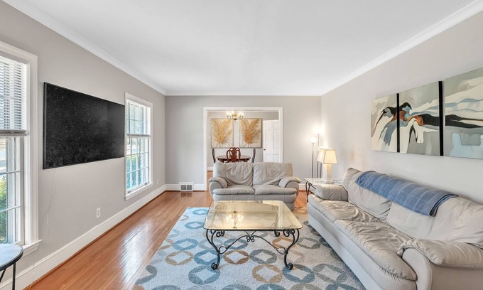 Beverly Woods House | 4BR Ranch Near Southpark | Porch + Big Backyard