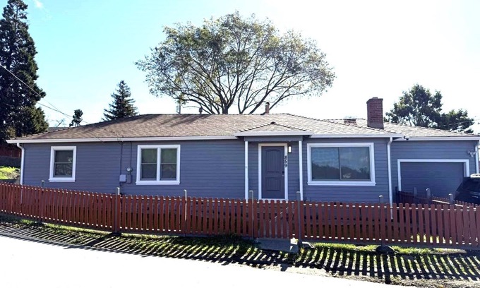 Mission - Garin House | 4BR Retreat Near Garin Park – Scenic Trails, Pet-Friendly, Fast WiFi