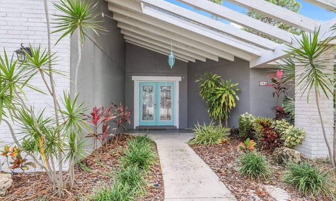 West Bradenton House | 4BR Saltwater Pool Oasis, Game Room, Outdoor Spa, & Tropical Garden Retreat