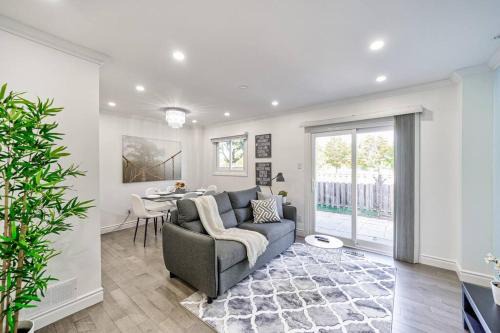 Agincourt North Apartment | 4BR Scarborough Gem, Freshly Renovated, 7 Car Parking