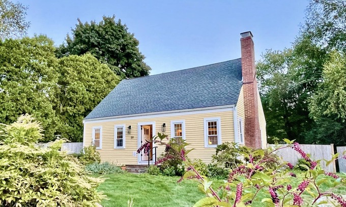 Newbury House | 4BR sleeps 8 near Plum Island & Historic Newburyport