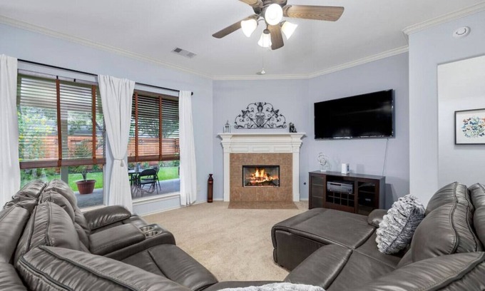 Houston House | 4BR Sleeps 9, Foosball, Patio, Near Race Park