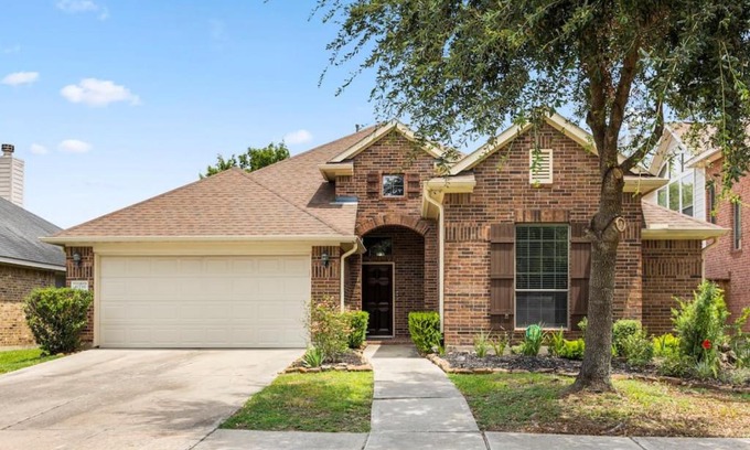 Houston House | 4BR Sleeps 9, Foosball, Patio, Near Race Park