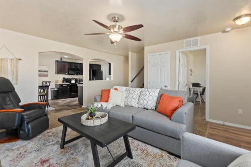 Meridian House | 4br Sleeps 9 Near Topgolf, Parks Wahooz Fun