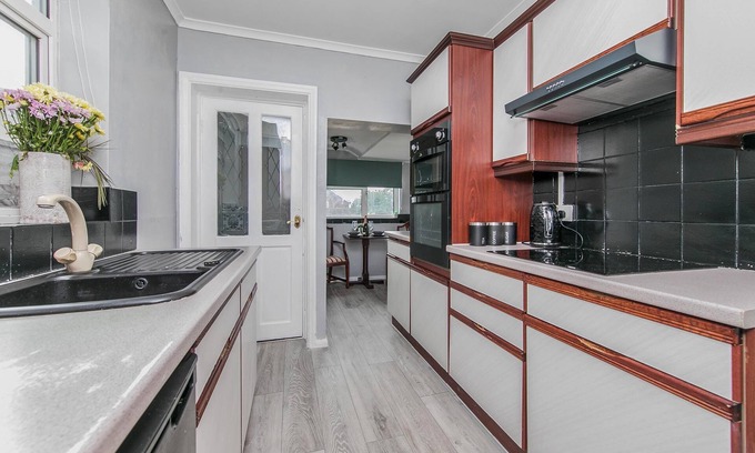Colchester House | 4br-sleeps10-parking-garden