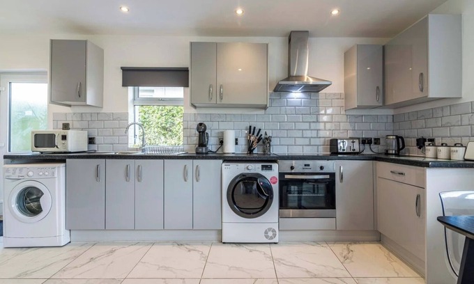 Nottingham House | 4br-sleeps8-privategarden-freeparking