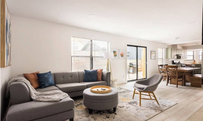 East Cesar Chavez House | 4BR Spacious East Austin Home, 10 min to Downtown