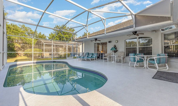 Sunridge Woods House | 4BR sunny retreat with pool, water views, W/D, 10 miles from Disney