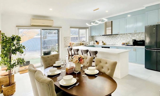 Yarraville House | 4BR Townhouse Near Coles, Parks, BBQ & Parking – Perfect for Families & Groups
