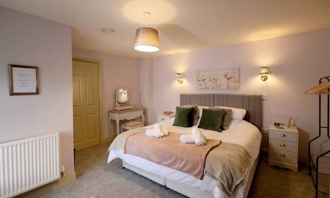 Norwich House | 4BR Yoxford House |Full Kitchen |Free Parking