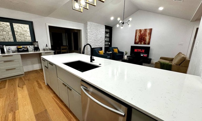 North Austin Civic Association House | 4BR3BA~Priv Office~FastWifi~1 Story~Pet~15 min DT