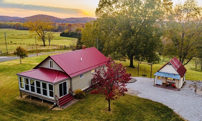 New Florence House | 4K Ranch - 10 acre property & home near Hermann