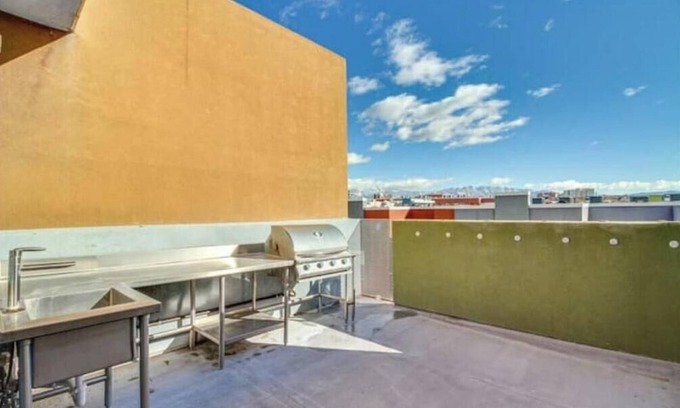 Raynolds Addition House | 4story 2bedroom 1.5bath townhome
