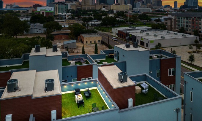 Cedars House | 4story Modern Townhome w/ Downtown Dallas Rooftop!