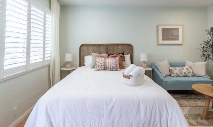 Belmont Shore House | 5-10 minute walk to the beach.