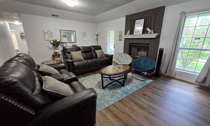 Abilene House | 5/2.5 house King, Queen, Full, Twin beds near Hendrick S. & Dyess. NO CARPET