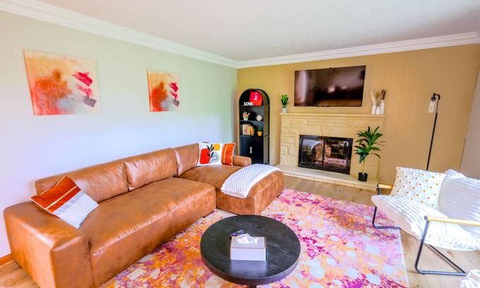 Akron House | 5 Acres - 3 King Beds - Fairlawn Campfire Nights!