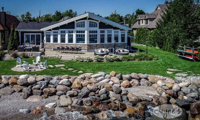 The Blue Mountains Ski Chalet | 5 bdrm, 3 bath Beach Chalet! Steps to Georgian Trail! Georgian Bay Views!