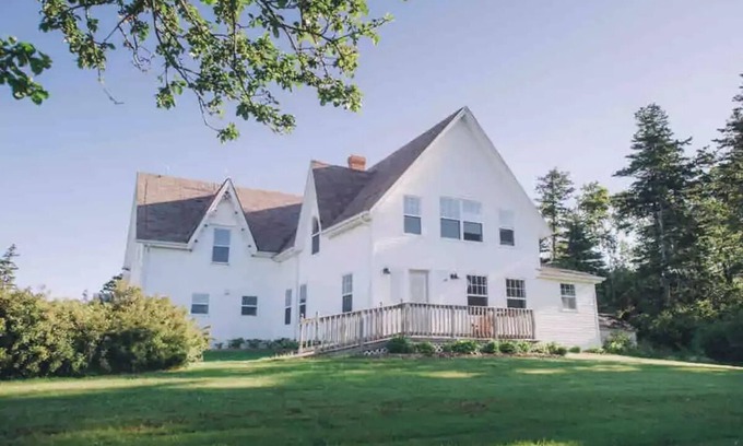 French River House | 5 bdrm Farmhouse. Close to the beach.
