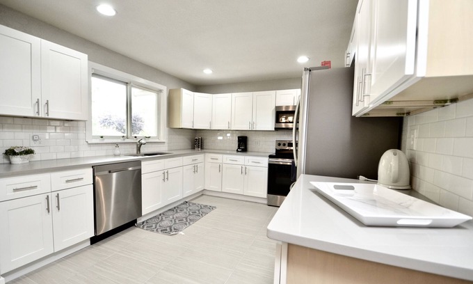 Columbine Valley House | 5-Bdrm-Remodeled-Modern-New-Appliances-Furniture