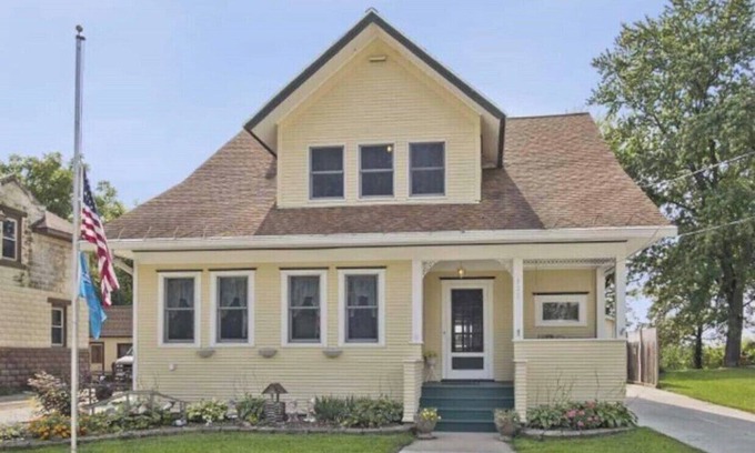 Pardeeville House | 5 bdrm/sleeps12 Lakeside Getaway