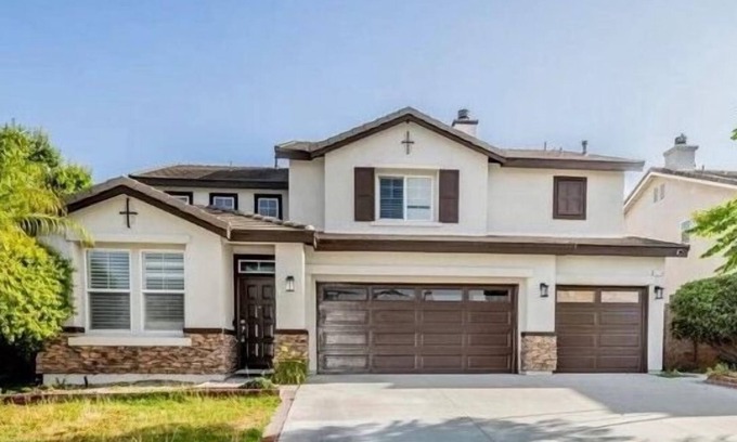 Fontana House | 5 bds large house,Near Airport Ontario Mills,free parking,pets friendly.