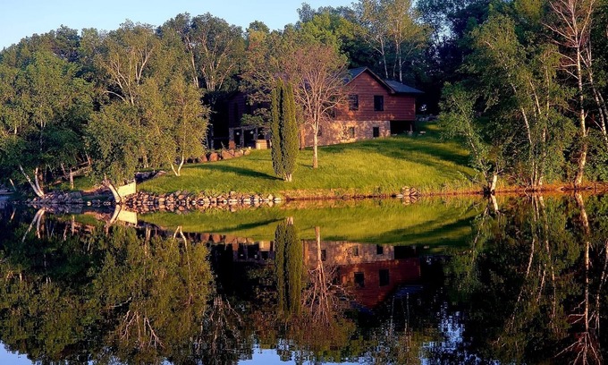 South Haven House | 5 bed, 2 bath Lake Home, screen porch, 2 kayaks, patio, otter island.