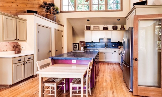 Black Butte Ranch House | 5 bed/3.5 bath Black Butte home w large kitchen, 2 living spaces, wood fireplace