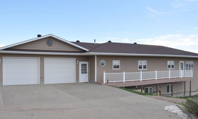 Oacoma House | 5 Bed/3.5 Bath-Sleeps Up To 17-easy I-90 on/off Chamberlain/Oacoma