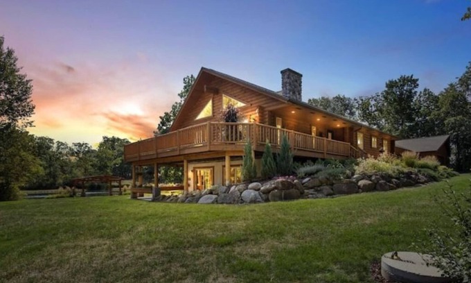 Honey Creek Cabin | 5 bed 3 bath cabin SE WI 1hr fr Chicago!