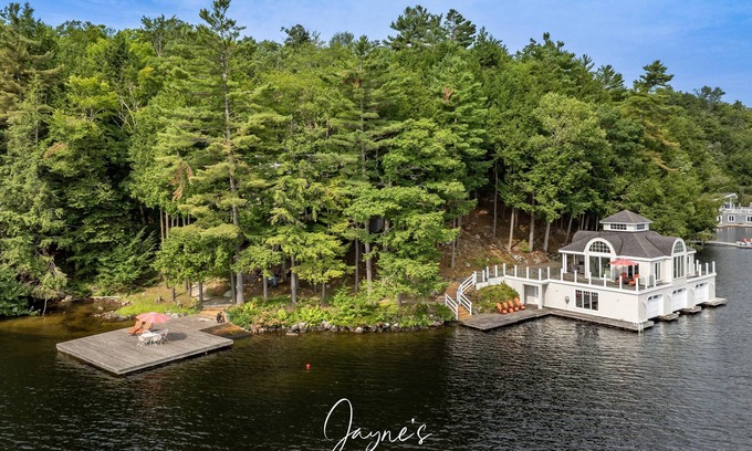 Port Carling Cottage | 5 bed 3 bath cottage on Lake Muskoka + Boathouse with a loft