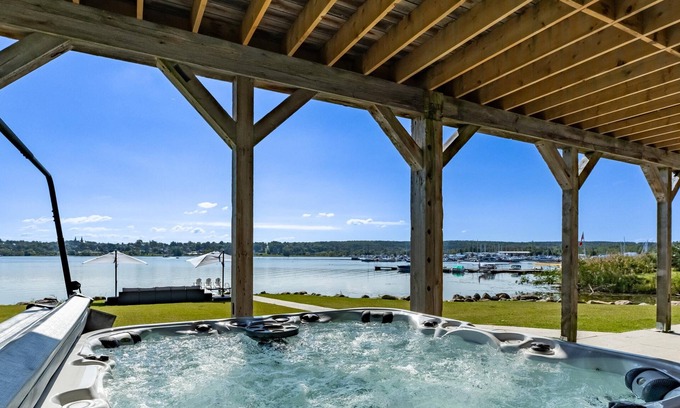 Penetanguishene Cottage | 5 bed 4 bath cottage on Georgian Bay