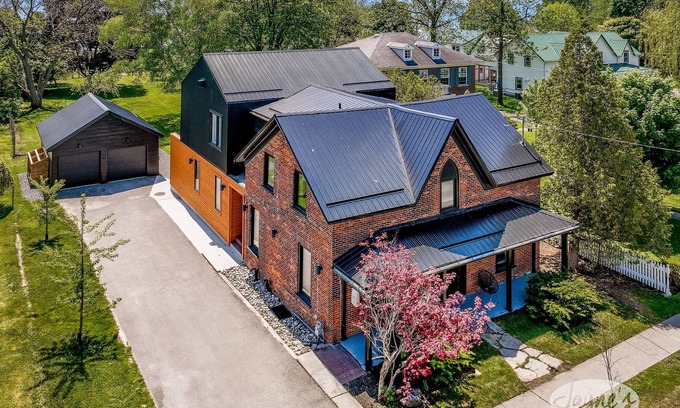 Wellington Cottage | 5 bed 5 bath cottage on Lake Ontario! Bike to wineries!