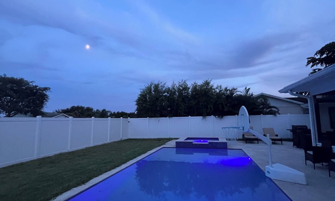 Boca Raton House | 5 bed heated salt pool and spa in West Boca Raton