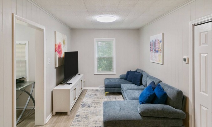 Russell Apartment | 5 Bed Home w/Big Yard & Front Porch by Navy Base