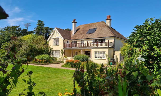 Yarmouth House | 5-bed house: pool, tennis court, walk to beach, 10 acres