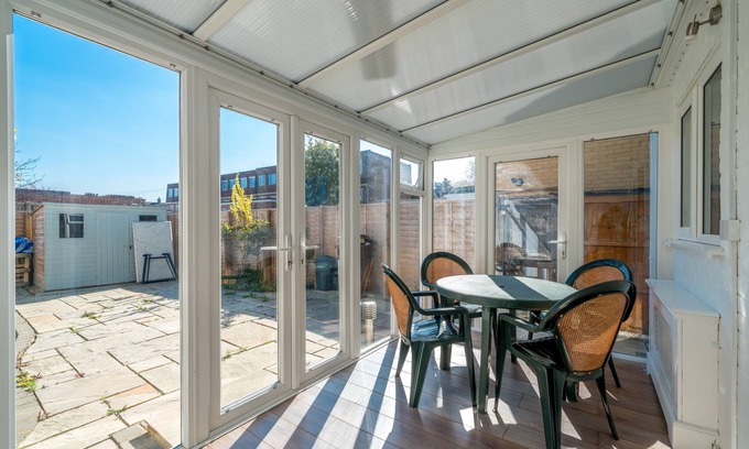 Havering House | 5 Bed House - Sleeps 11 - Garden
