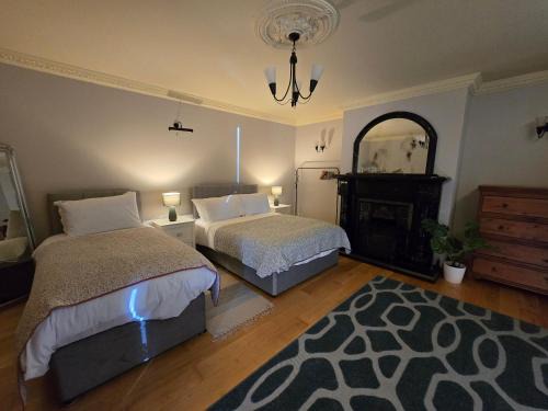 Killybegs House | 5 Bed House - Sleeps 13 - Pets - Garden - Parking